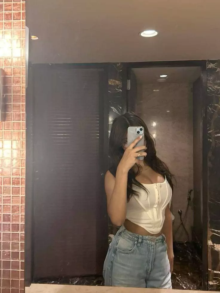 20+ Mirror Selfie Dp, Pics, Images, Photos & Wallpapers (2025) Aesthetic Girl Poses Instagram Hidden Face Mirror Selfie